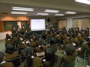 中2：田端　孝之神父様（仁川学院中学高等学校校長） テーマ：「他者とのかかわり、、、自分の周りに目を向ける」