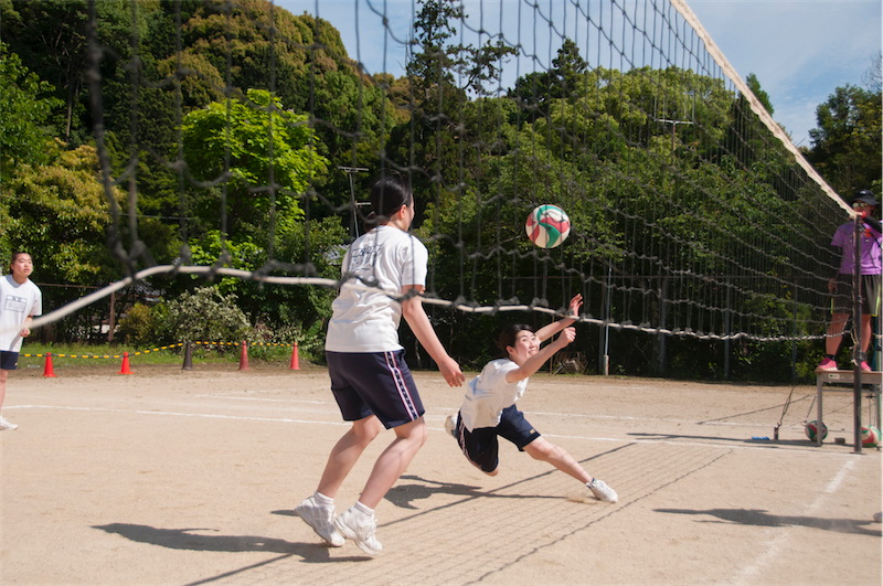 青空の下でスポーツデーが行われました。