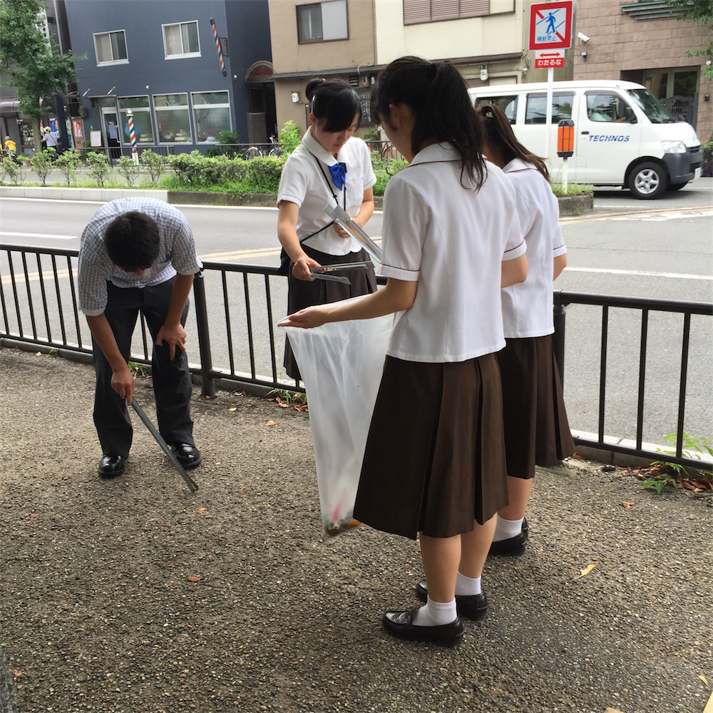 東山高校の社会科学研究会と地域清掃を行いまし